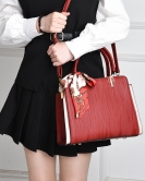 Red bag mother model large -capacity middle -aged handbag fashion wedding bag mother -in -law messenger women's bag